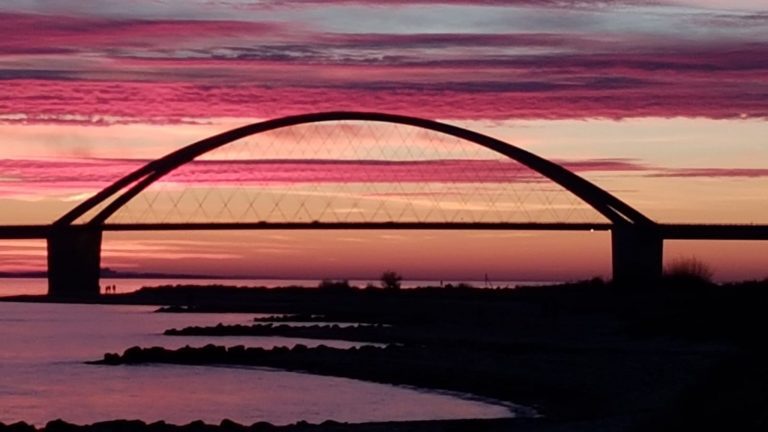 Ferien auf Fehmarn - Sundbrücke im Sonnenuntergang
